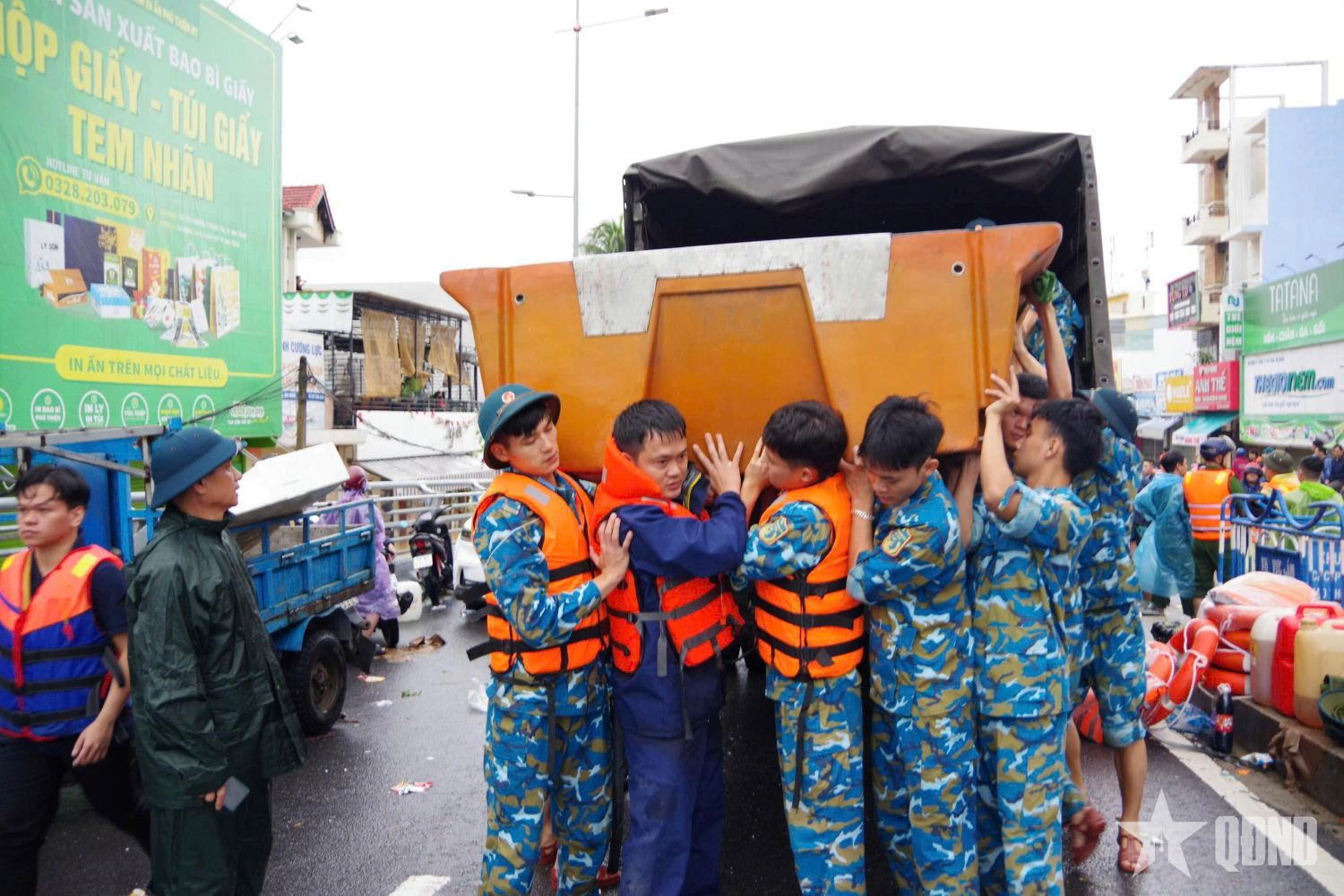 Trường Sĩ quan Không quân và Nhà máy X52 hỗ trợ nhân dân vùng lũ